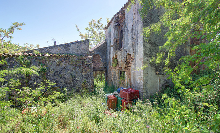 UNCONVERTED STONE BUILDING ON LARGE PLOT