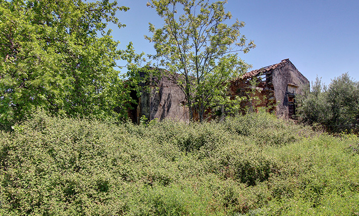 UNCONVERTED STONE BUILDING ON LARGE PLOT