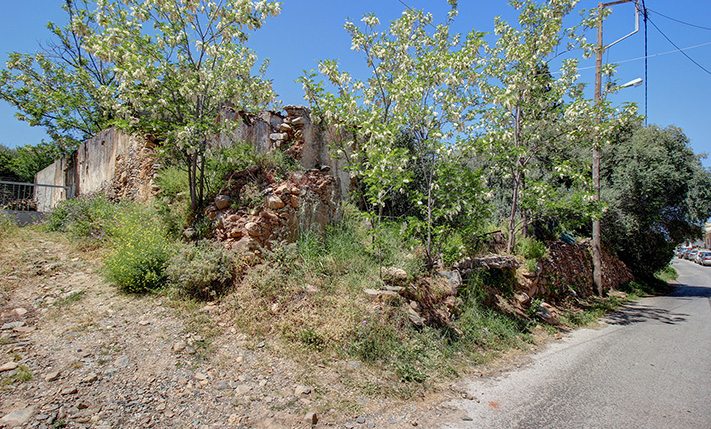 UNCONVERTED STONE BUILDING ON LARGE PLOT