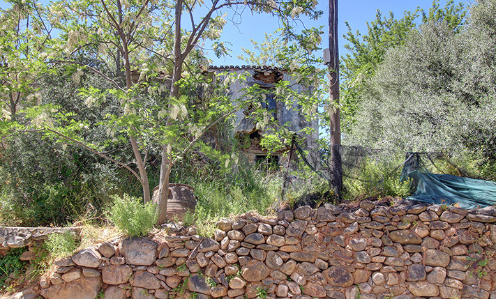 UNCONVERTED STONE BUILDING ON LARGE PLOT