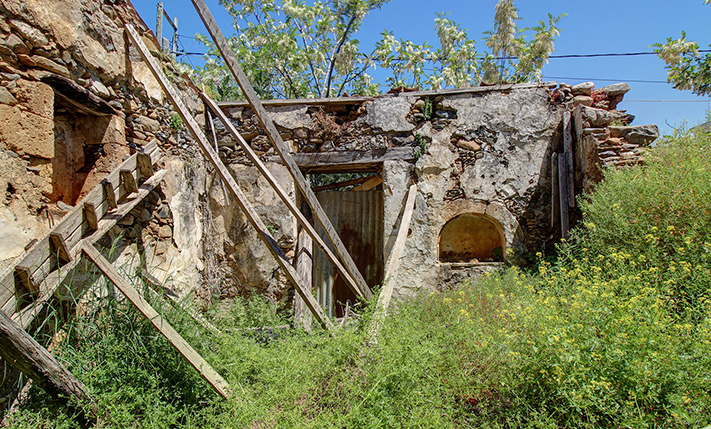 UNCONVERTED STONE BUILDING ON LARGE PLOT