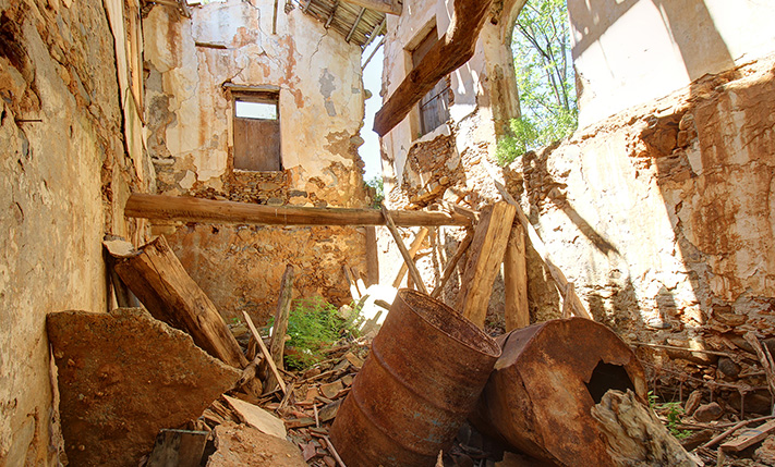 UNCONVERTED STONE BUILDING ON LARGE PLOT
