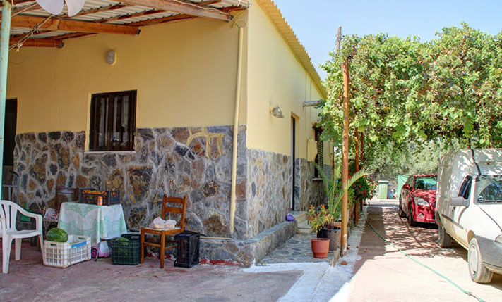 RESTAURANT BUSINESS & PROPERTY ON PRIME SPOT