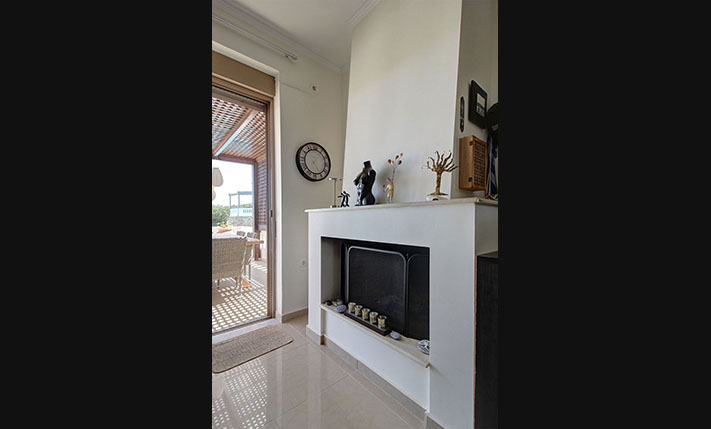 UNOBSTRUCTED SEA VIEWS & A LARGE SHARED POOL