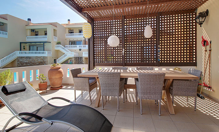 UNOBSTRUCTED SEA VIEWS & A LARGE SHARED POOL