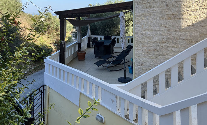 UNOBSTRUCTED SEA VIEWS & A LARGE SHARED POOL