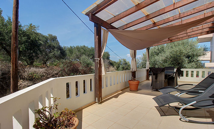 UNOBSTRUCTED SEA VIEWS & A LARGE SHARED POOL