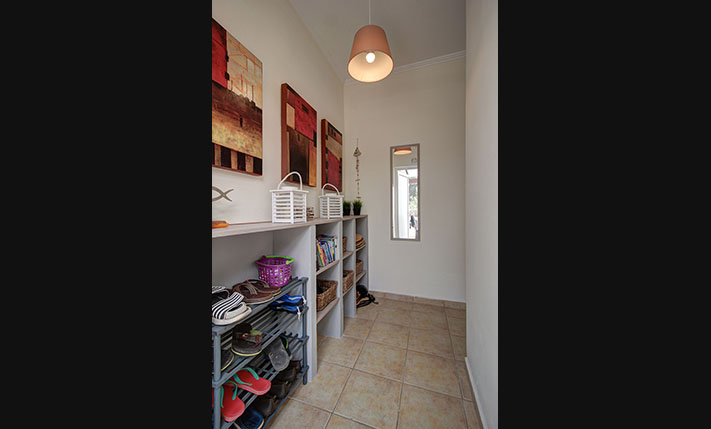 UNOBSTRUCTED SEA VIEWS & A LARGE SHARED POOL