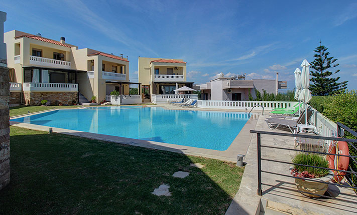 UNOBSTRUCTED SEA VIEWS & A LARGE SHARED POOL