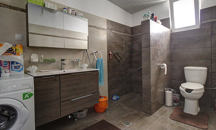 OLD RENOVATED HOUSE WITH A TERRACE & GARDEN