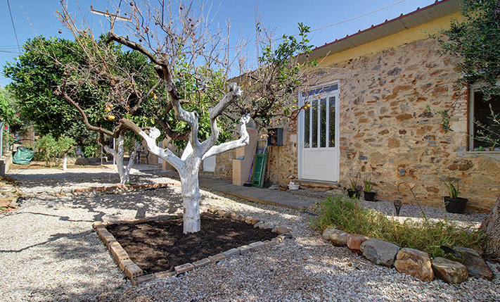 OLD RENOVATED HOUSE WITH A TERRACE & GARDEN