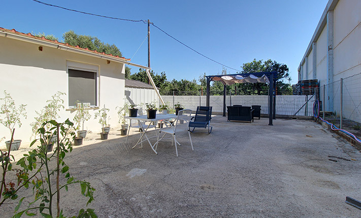 OLD RENOVATED HOUSE WITH A TERRACE & GARDEN