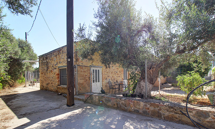 ALTES RENOVIERTES HAUS MIT TERRASSE UND GARTEN