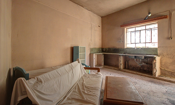 BEAUTIFUL HOUSE WITH BRIGHT ROOMS