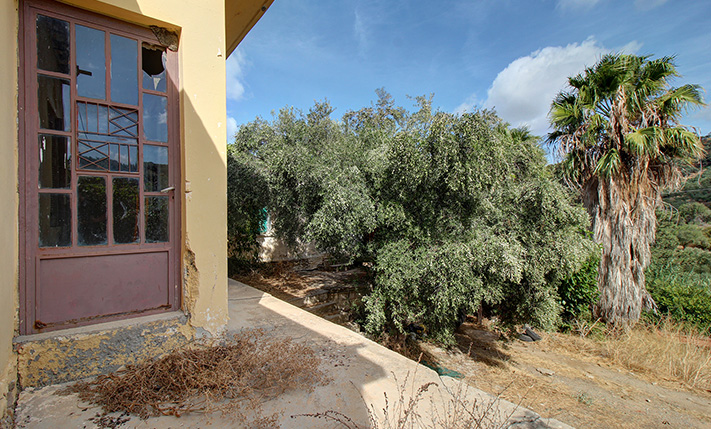 BEAUTIFUL HOUSE WITH BRIGHT ROOMS