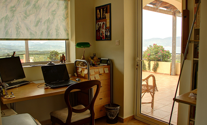 LARGE HOUSE WITH 4 STUDIOS TO RENT