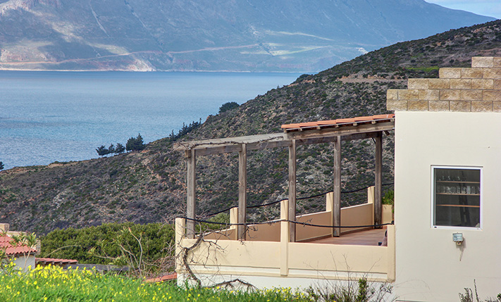 LARGE HOUSE WITH 4 STUDIOS TO RENT