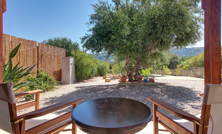 COSY & QUAINT BUNGALOW IN LUSH SURROUNDINGS