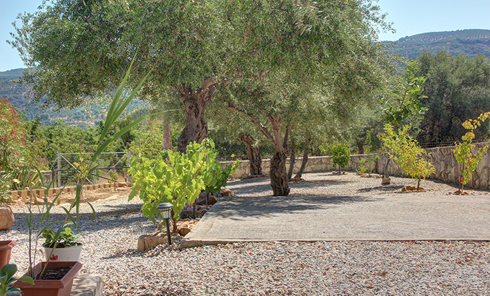 COSY & QUAINT BUNGALOW IN LUSH SURROUNDINGS