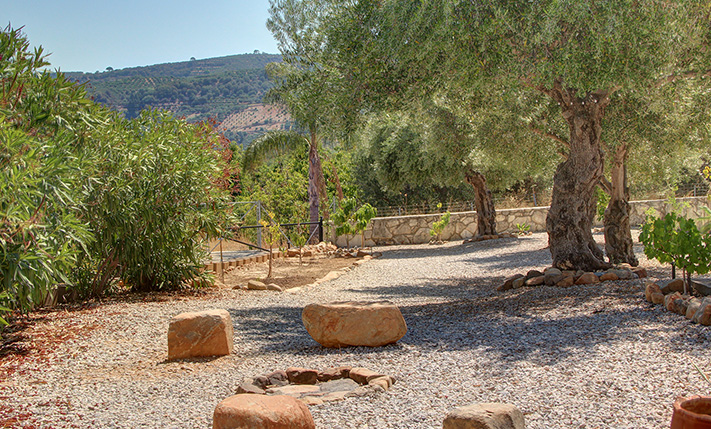 COSY & QUAINT BUNGALOW IN LUSH SURROUNDINGS