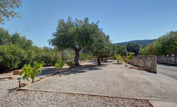 COSY & QUAINT BUNGALOW IN LUSH SURROUNDINGS
