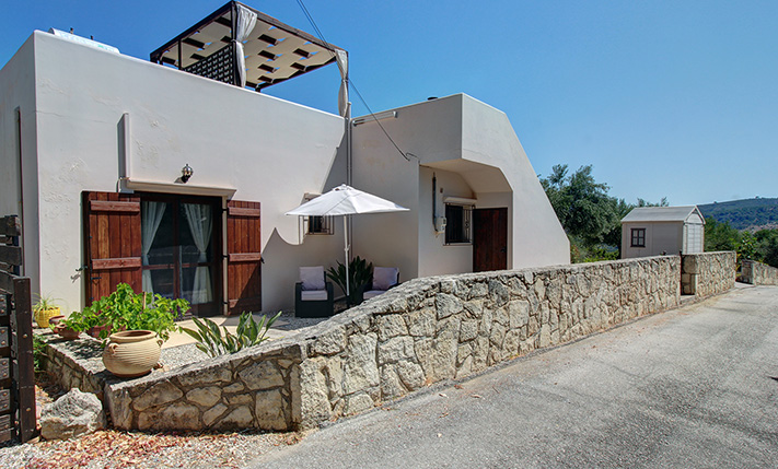 COSY & QUAINT BUNGALOW IN LUSH SURROUNDINGS