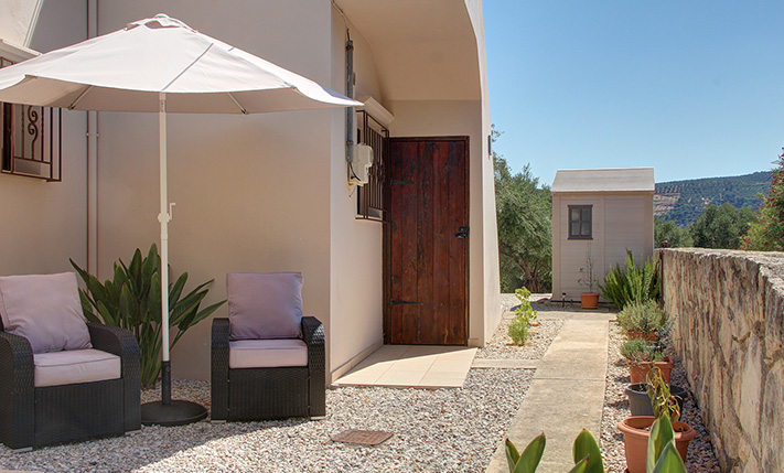 COSY & QUAINT BUNGALOW IN LUSH SURROUNDINGS