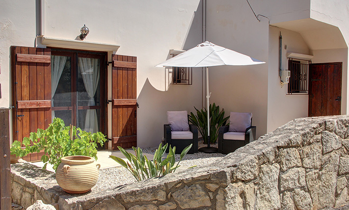 COSY & QUAINT BUNGALOW IN LUSH SURROUNDINGS