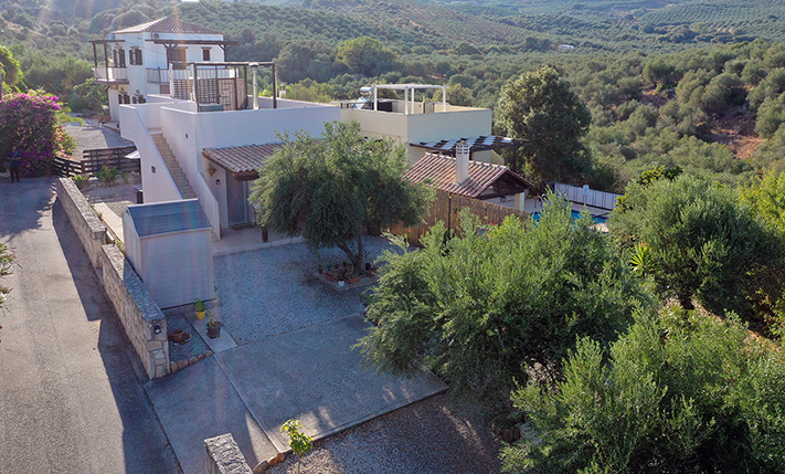 COSY & QUAINT BUNGALOW IN LUSH SURROUNDINGS