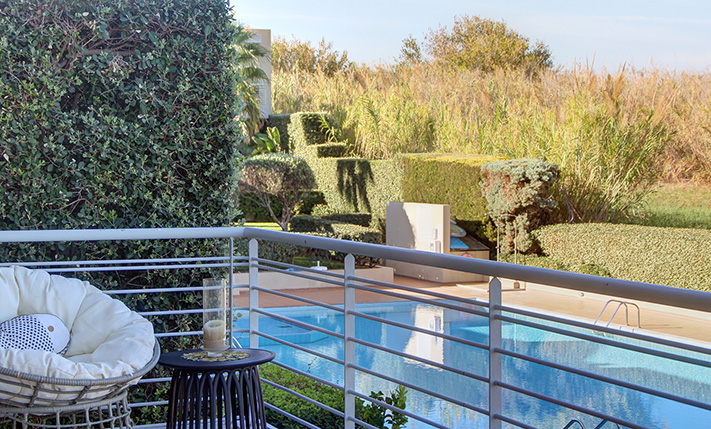 ΔΙΑΜΠΕΡΕΣ ΣΕ ΣΥΓΚΡΟΤΗΜΑ ΜΕ ΜΕΓΑΛΗ ΠΙΣΙΝΑ