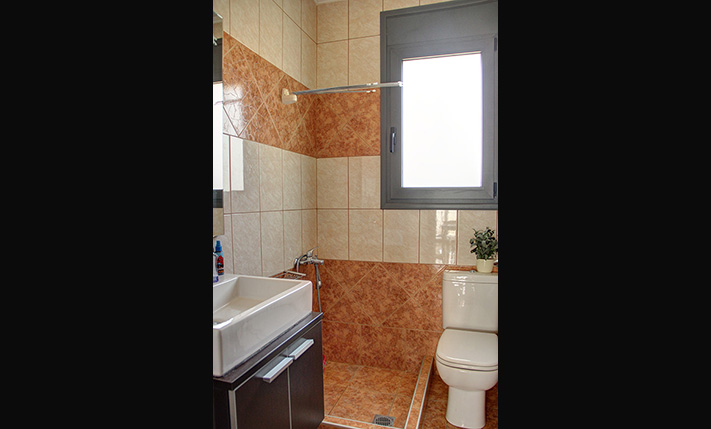 HOUSE ON SPACIOUS LAND CLOSE TO THE BEACH