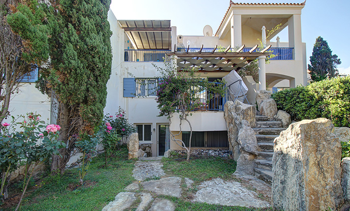 IN A BEACHFRONT COMPLEX WITH A SPACIOUS POOL