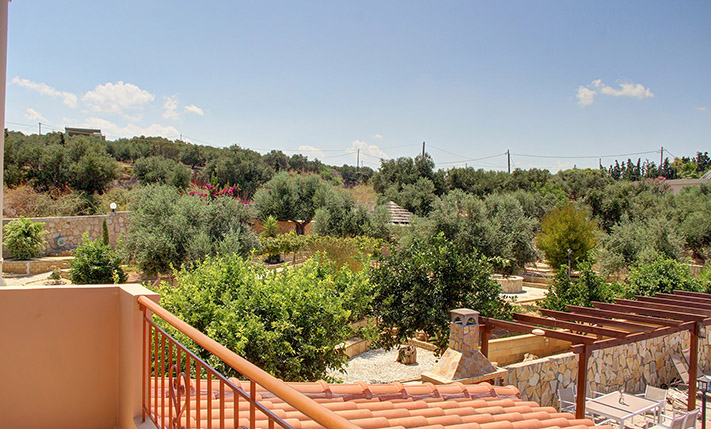 ELEGANT RESIDENCE WITH POOL AND GARDEN