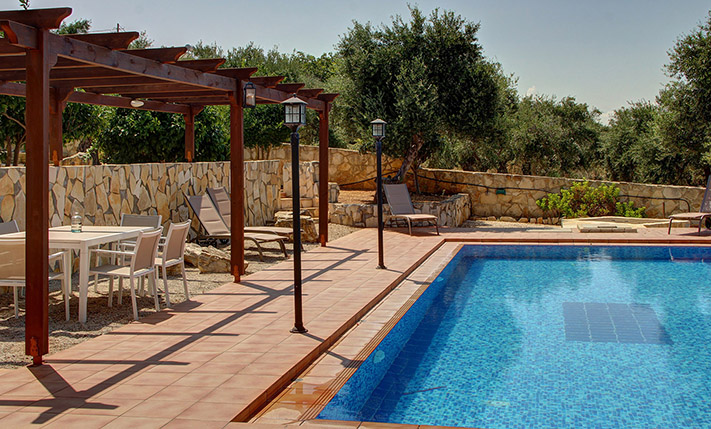 ELEGANT RESIDENCE WITH POOL AND GARDEN