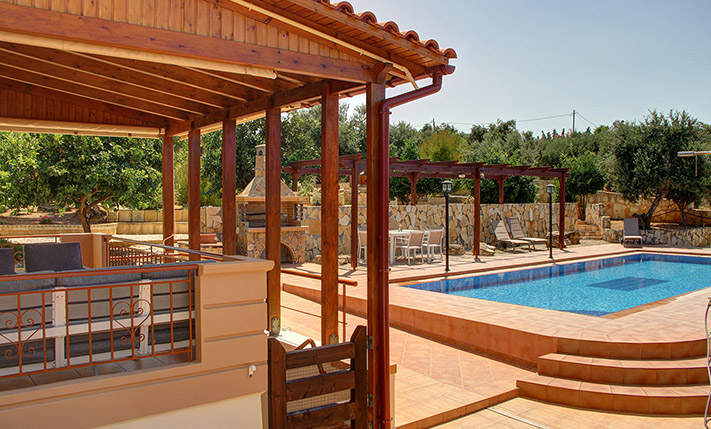 ELEGANT RESIDENCE WITH POOL AND GARDEN