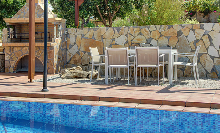 ELEGANT RESIDENCE WITH POOL AND GARDEN