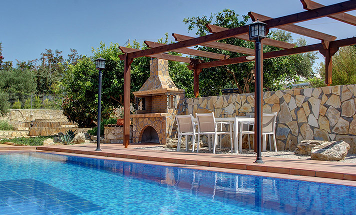 ELEGANT RESIDENCE WITH POOL AND GARDEN