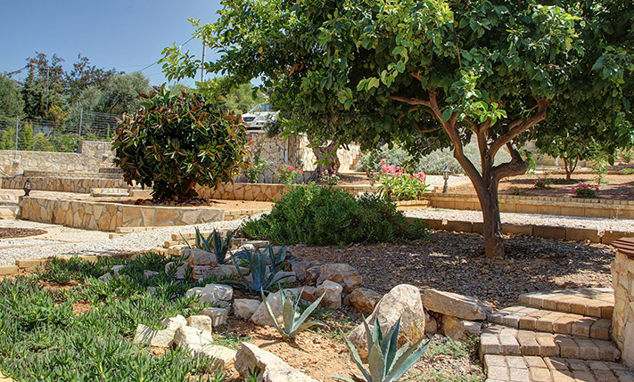 ELEGANT RESIDENCE WITH POOL AND GARDEN