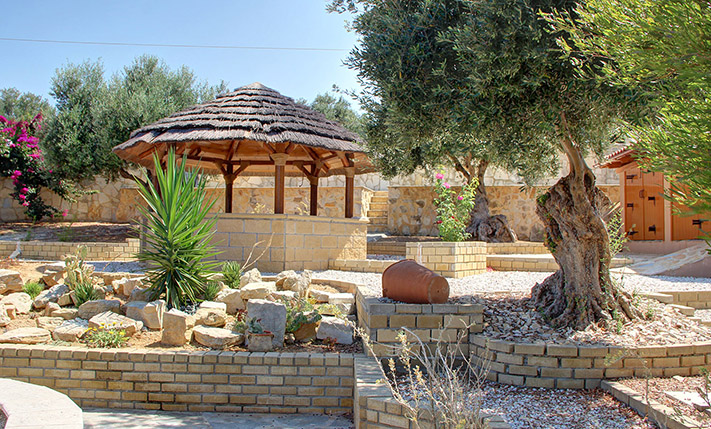 ELEGANT RESIDENCE WITH POOL AND GARDEN