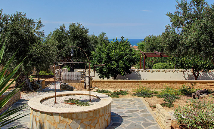 ELEGANT RESIDENCE WITH POOL AND GARDEN