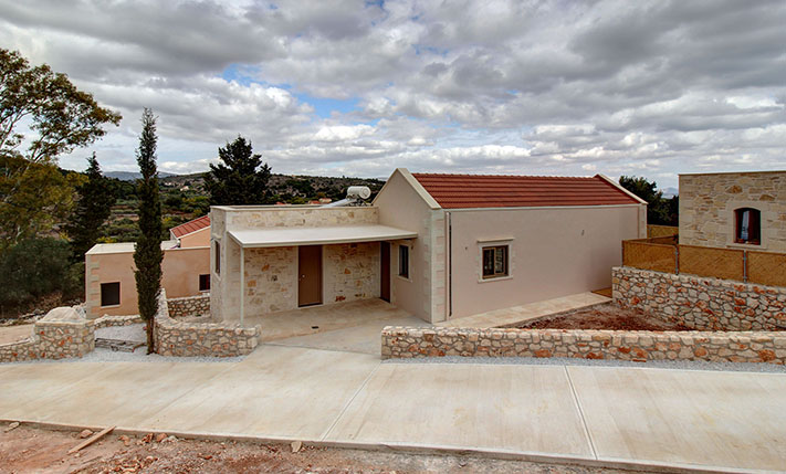 DETACHED SINGLE-LEVEL BUNGALOW WITH VIEWS