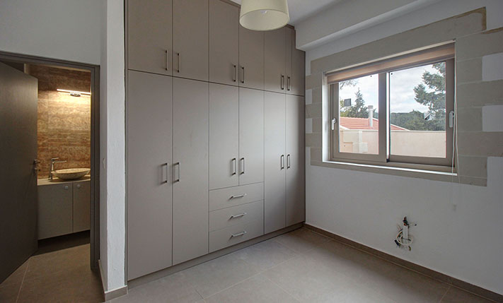 DETACHED SINGLE-LEVEL BUNGALOW WITH VIEWS