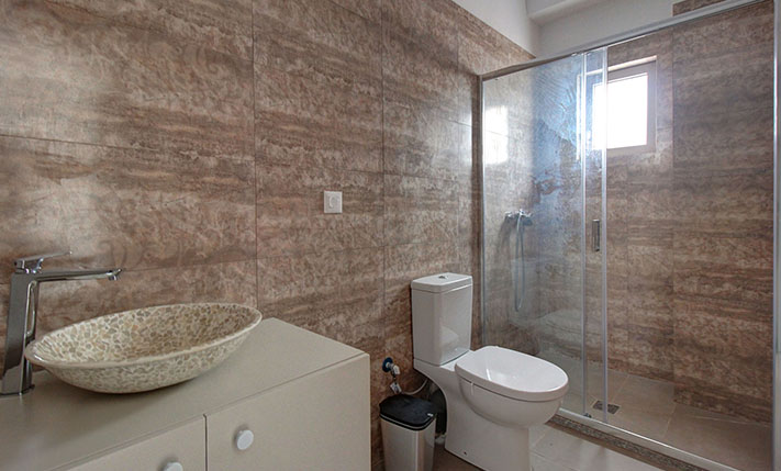 DETACHED SINGLE-LEVEL BUNGALOW WITH VIEWS