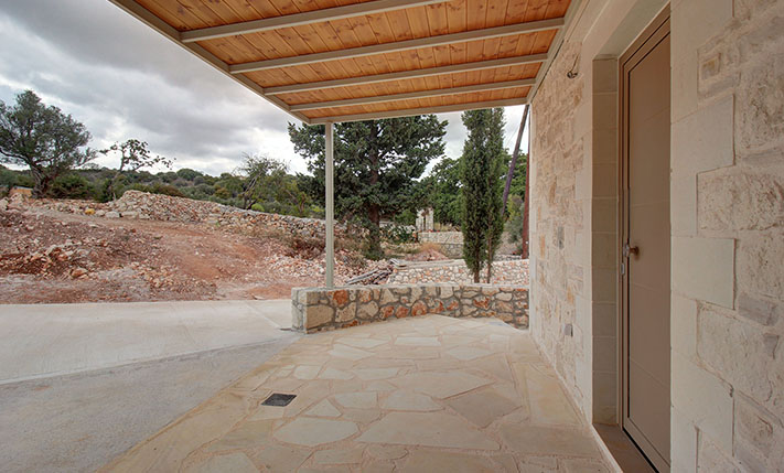 DETACHED SINGLE-LEVEL BUNGALOW WITH VIEWS