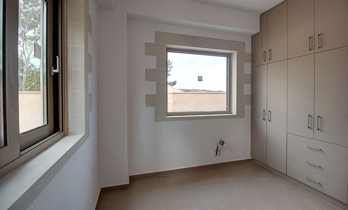 DETACHED SINGLE-LEVEL BUNGALOW WITH VIEWS