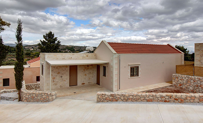 DETACHED SINGLE-LEVEL BUNGALOW WITH VIEWS