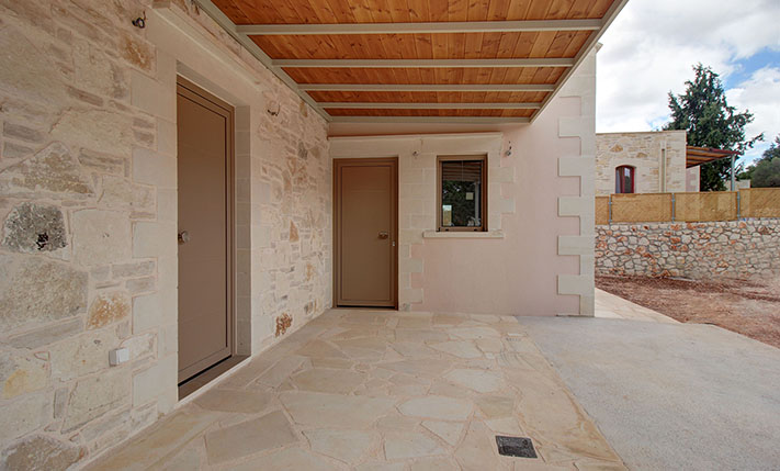 DETACHED SINGLE-LEVEL BUNGALOW WITH VIEWS