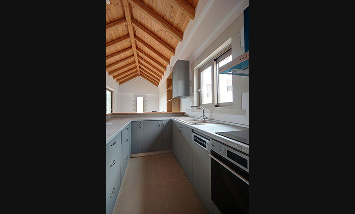 DETACHED SINGLE-LEVEL BUNGALOW WITH VIEWS