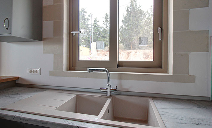 DETACHED SINGLE-LEVEL BUNGALOW WITH VIEWS