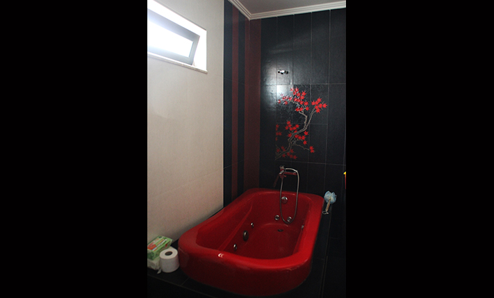 MIXED-USE INCOME BUILDING IN A TOURIST AREA